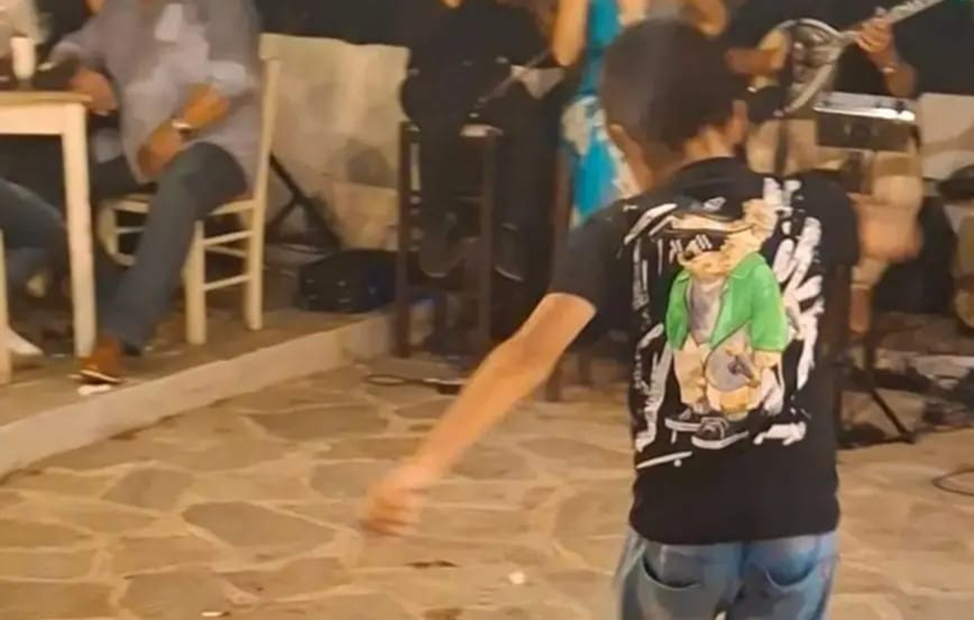 Ένας εννιάχρονος χόρεψε ζεϊμπέκικο, βρήκε πορτοφόλι γεμάτο χρήματα και το παρέδωσε στην ιδιοκτήτριά του