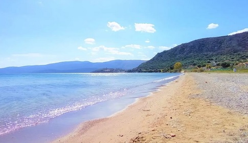 Η πανέμορφη παραλία που απέχει 1 ώρα και 10 λεπτά από την Αθήνα