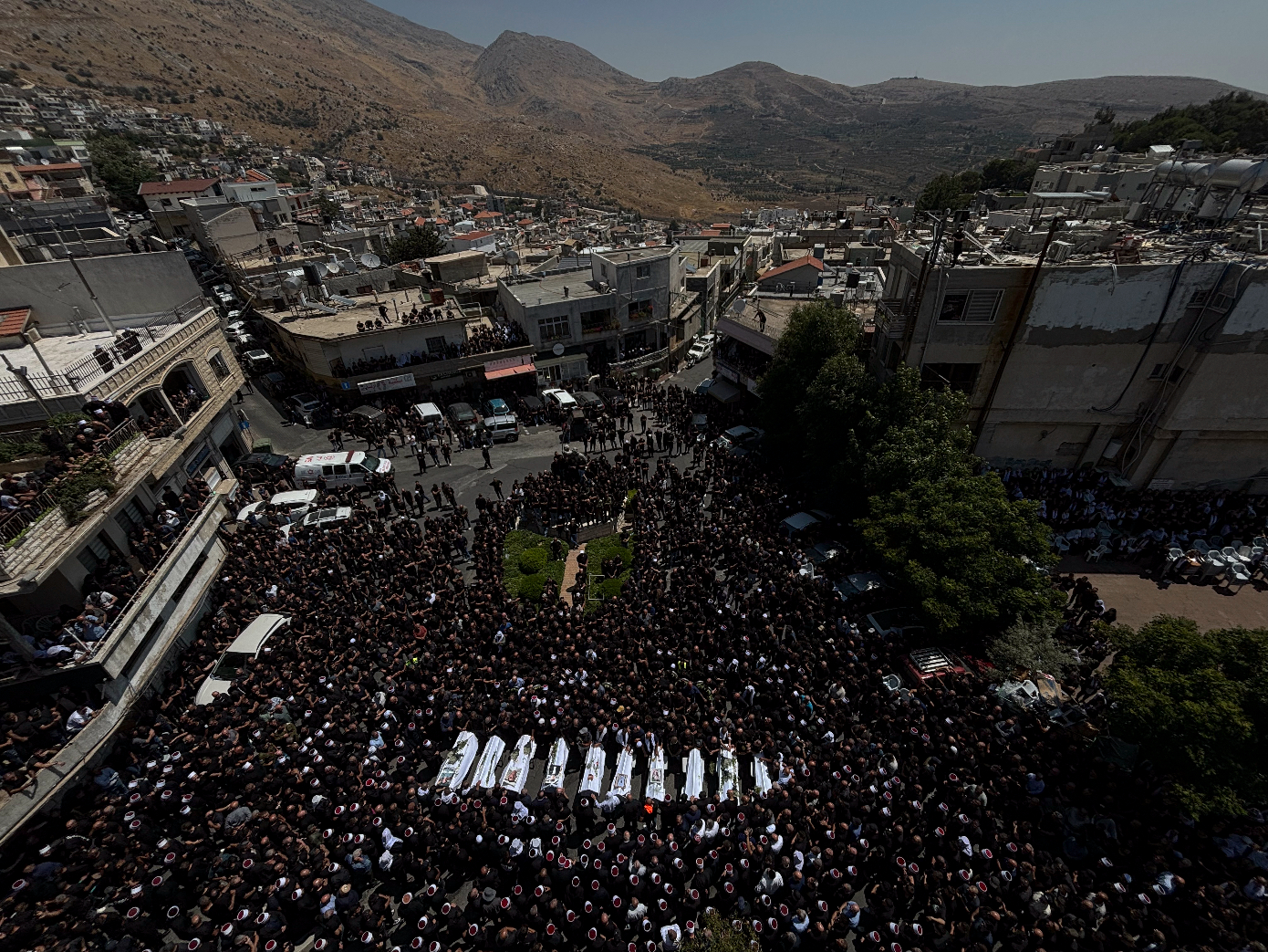 Στην κηδεία των παιδιών στο Ματζντάλ Σαμς, οι Δρούζοι του Ισραήλ θρηνούν και ανησυχούν