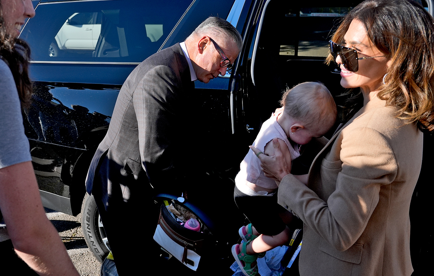 Ο Άλεκ και η Χιλάρια Μπάλντουιν στο δικαστήριο με τη 19 μηνών κόρη τους πριν τον ορισμό των ενόρκων
