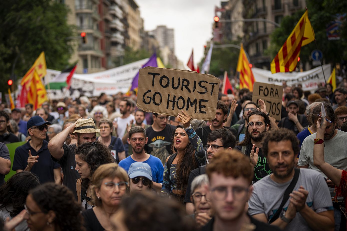 «Φτάνει! Ας βάλουμε όρια στον τουρισμό»: Χιλιάδες άνθρωποι διαδήλωσαν κατά του υπερτουρισμού στην Βαρκελώνη
