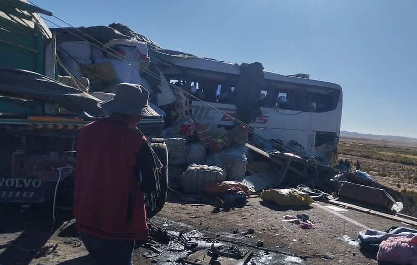 Βολιβία: Τουλάχιστον 16 νεκροί από τη σύγκρουση λεωφορείου με φορτηγό