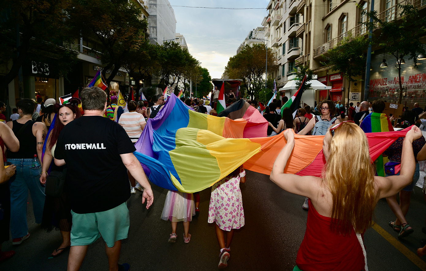 Πλήθος κόσμου στο EuroPride 2024 &#8211; Ξεπέρασαν τους 15.000 οι συμμετέχοντες στην πολύχρωμη παρέλαση της Θεσσαλονίκης