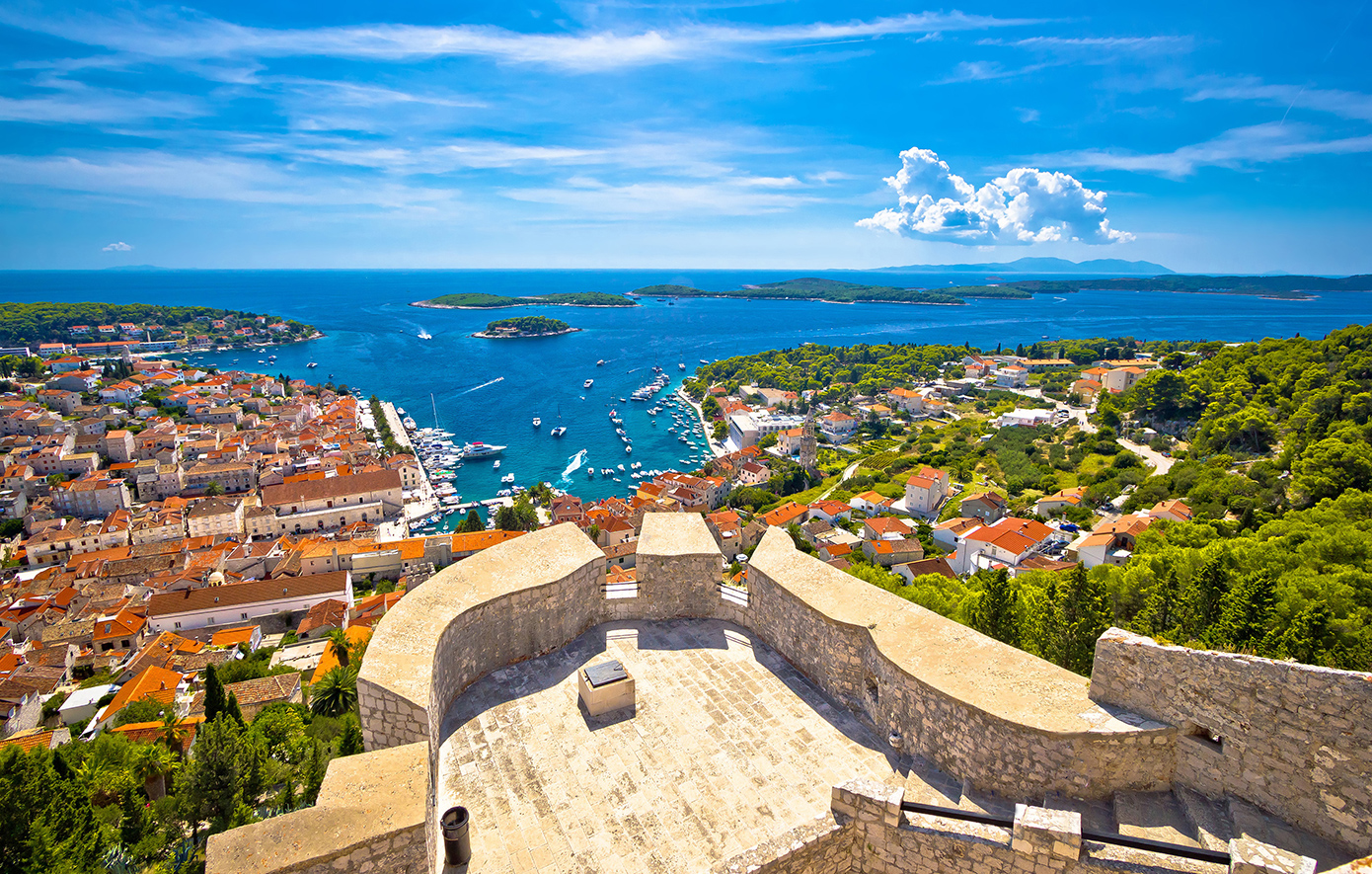 Το ηλιόλουστο νησί της Κροατίας και η σχέση του με την αρχαία Ελλάδα
