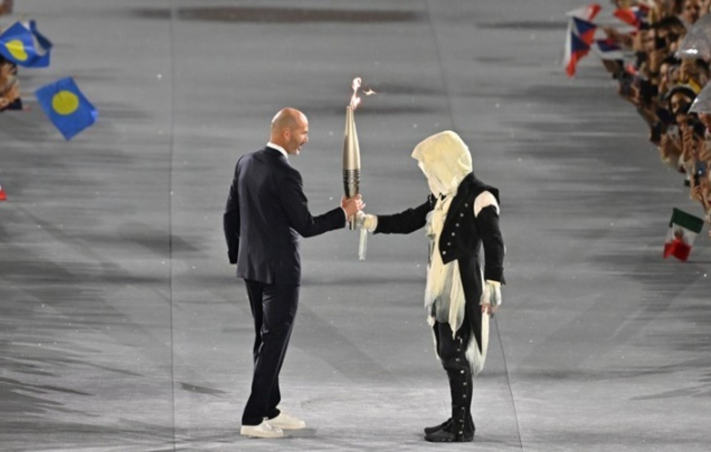 Ολυμπιακοί Αγώνες 2024: Ο μασκοφόρος λαμπαδηδρόμος ήταν 12 διαφορετικοί άνθρωποι