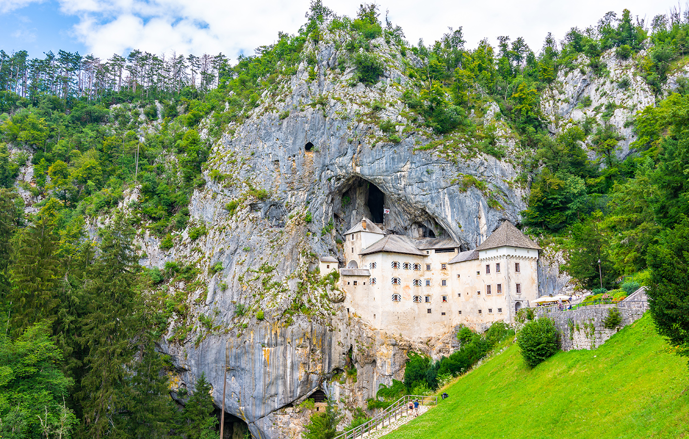 Το κάστρο μέσα σε σπηλιά που βρήκε ανορθόδοξο θάνατο ο «Ρομπέν των δασών» της Σλοβενίας