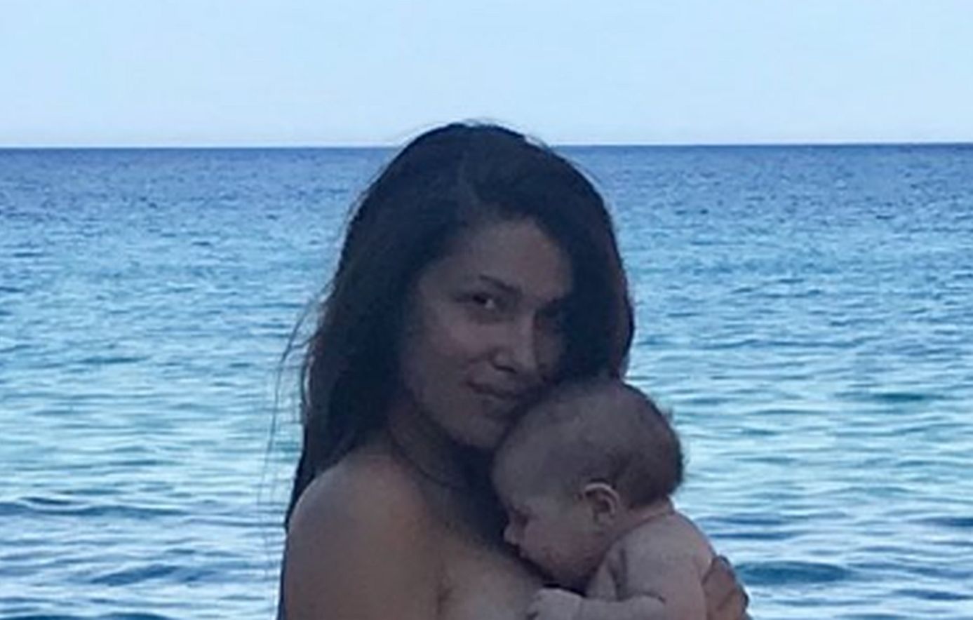 Εντυπωσιάζει η Κλέλια Ρένεση: Ποζάρει ολόγυμνη στη θάλασσα με την κόρη της 