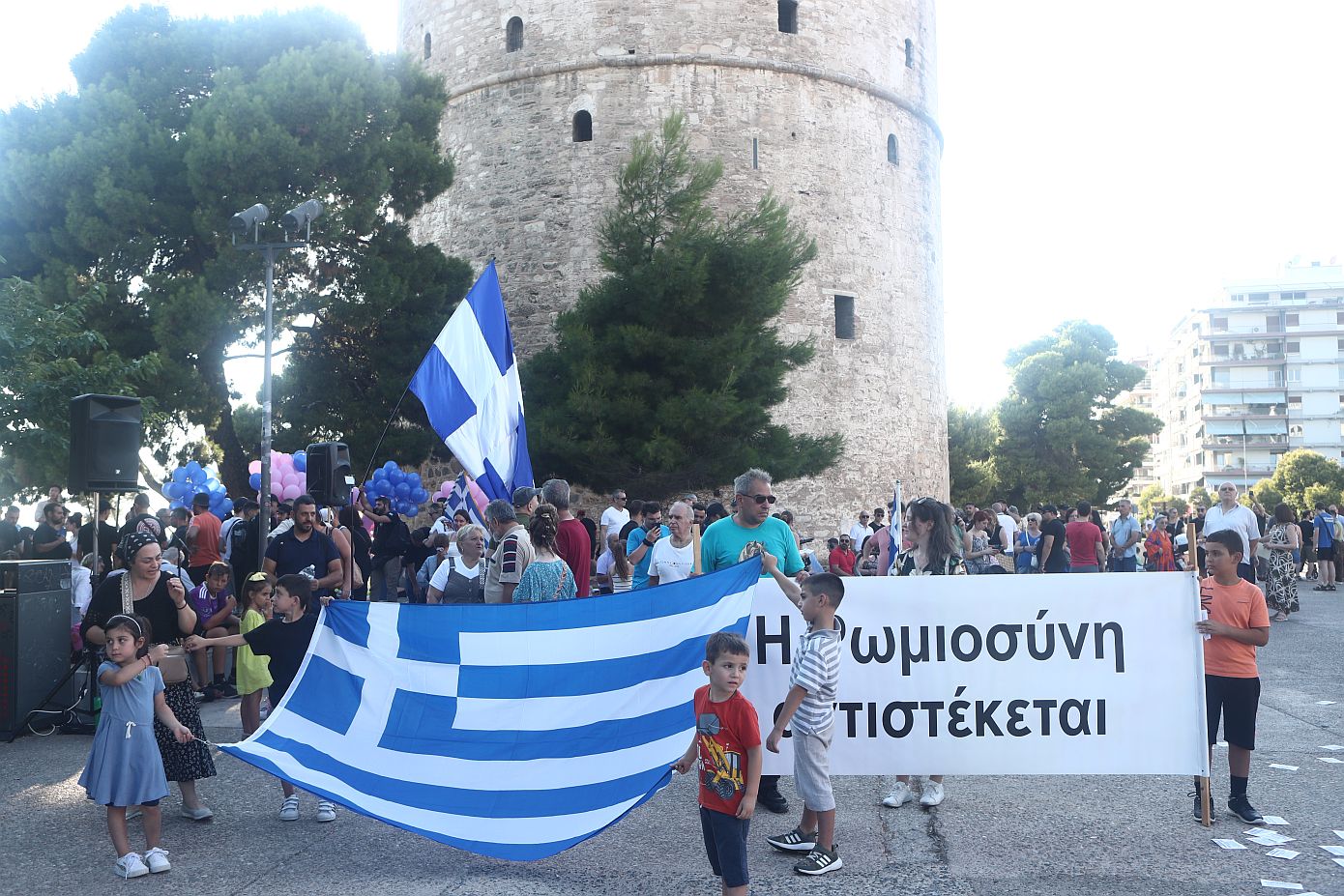 Θεσσαλονίκη: Με εικόνες Αγίων και ελληνικές σημαίες η πορεία για το Family Pride