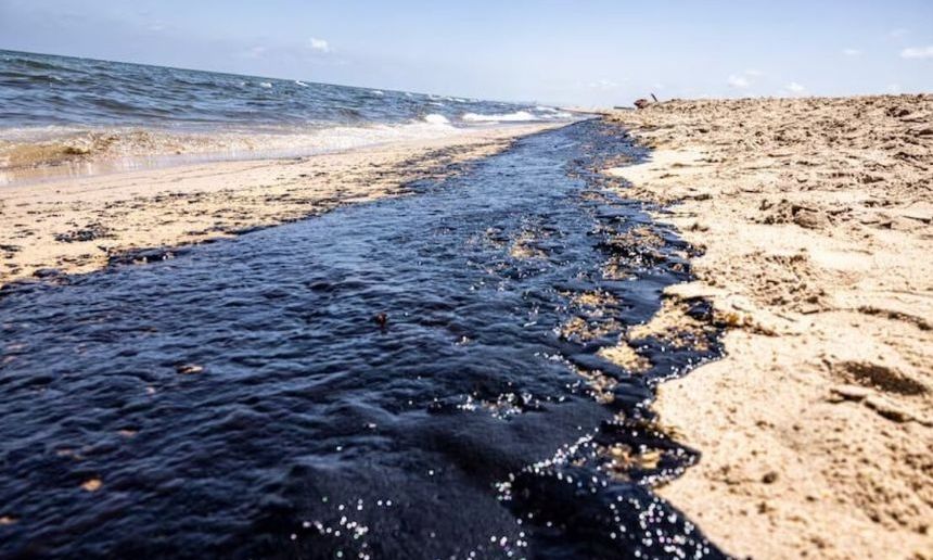 Τρεις παραλίες στη Βαλένθια έκλεισαν εξαιτίας πετρελαιοκηλίδας