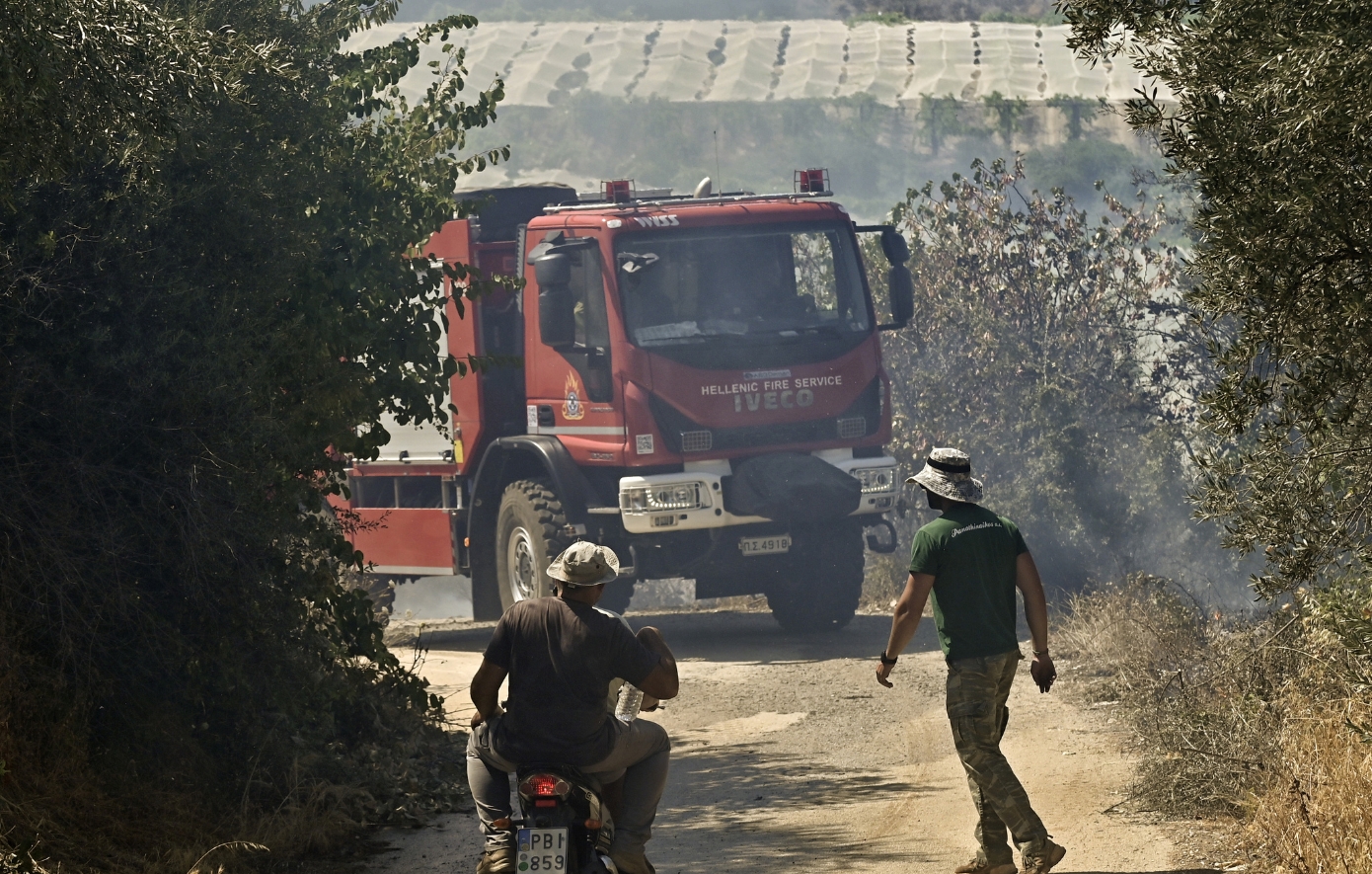 Φωτιά στην Κορινθία: Μάχη με τις αναζωπυρώσεις σε Στιμάγκα και Κούτσι