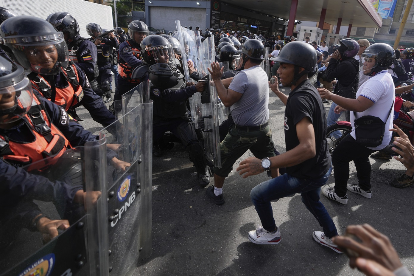 Τουλάχιστον ένας νεκρός στις διαδηλώσεις κατά του Μαδούρο στη Βενεζουέλα – 46 συλλήψεις αναφέρει ΜΚΟ