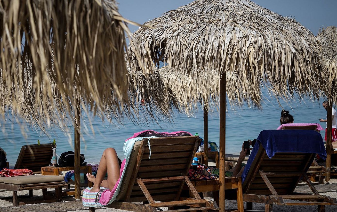 Είδος πολυτελείας η ξαπλώστρα στις παραλίες της Αττικής: Πόσα θα πληρώσετε για ένα μπάνιο