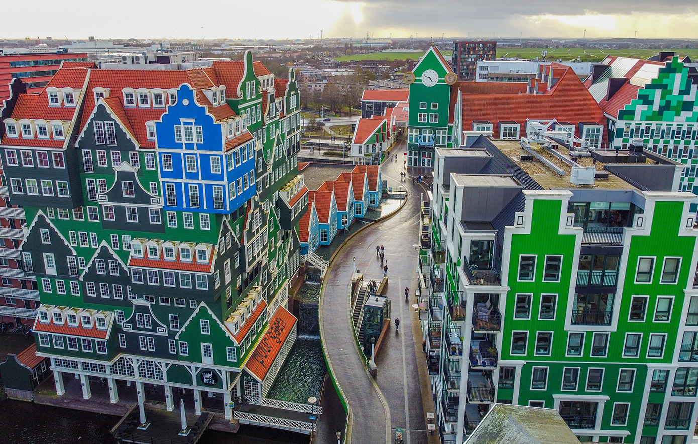 Η πόλη στην Ολλανδία με τα παράξενα, πολύχρωμα σπίτια και τους ανεμόμυλους