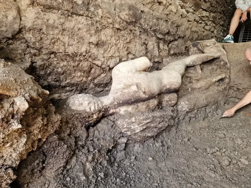 Αρχαιολόγοι ανακάλυψαν στη Βουλγαρία ένα δίμετρο καλοδιατηρημένο μαρμάρινο άγαλμα του Ερμή