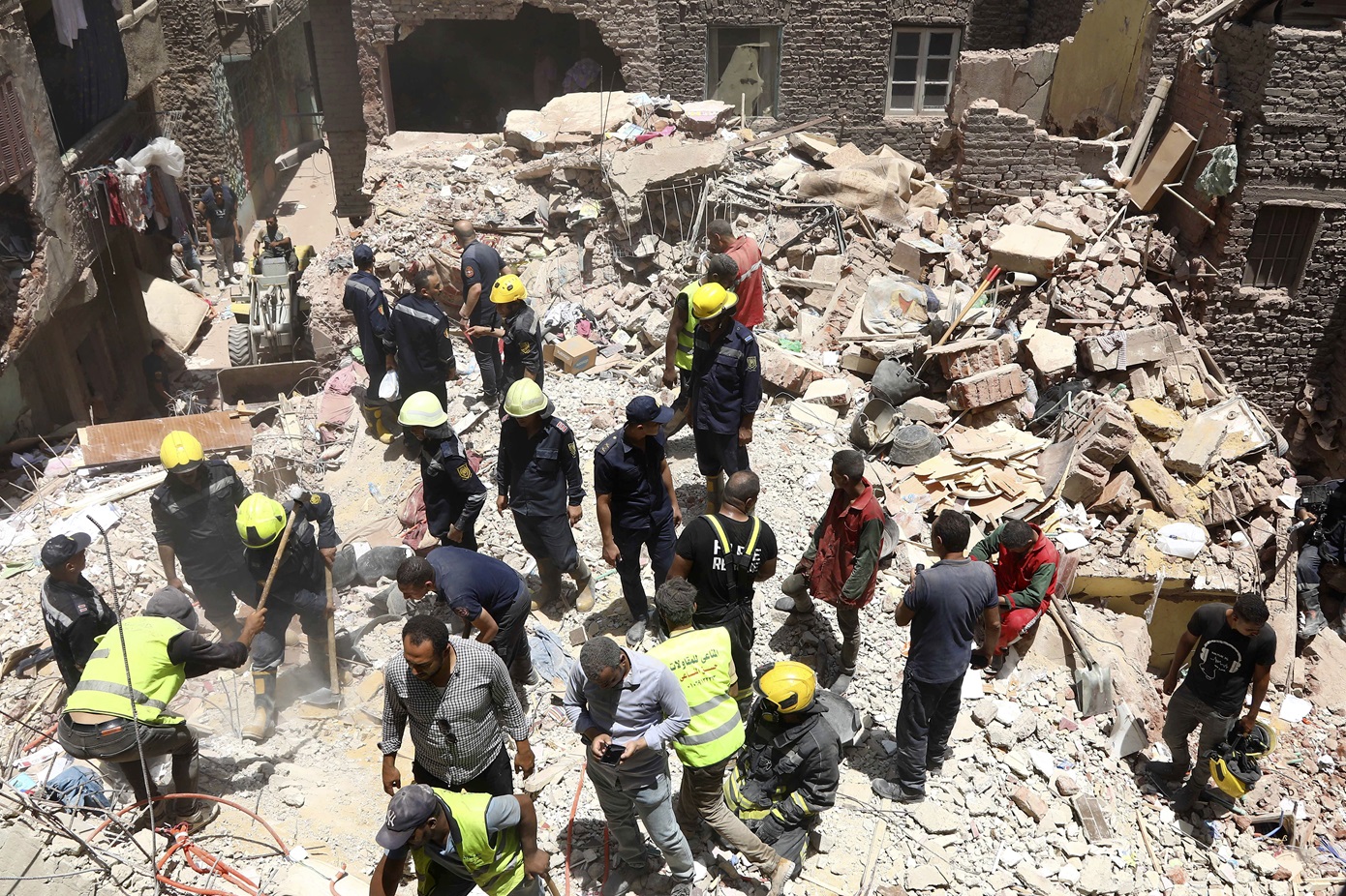 Τουλάχιστον 14 είναι οι νεκροί στην Αίγυπτο από την κατάρρευση τριώροφης πολυκατοικίας