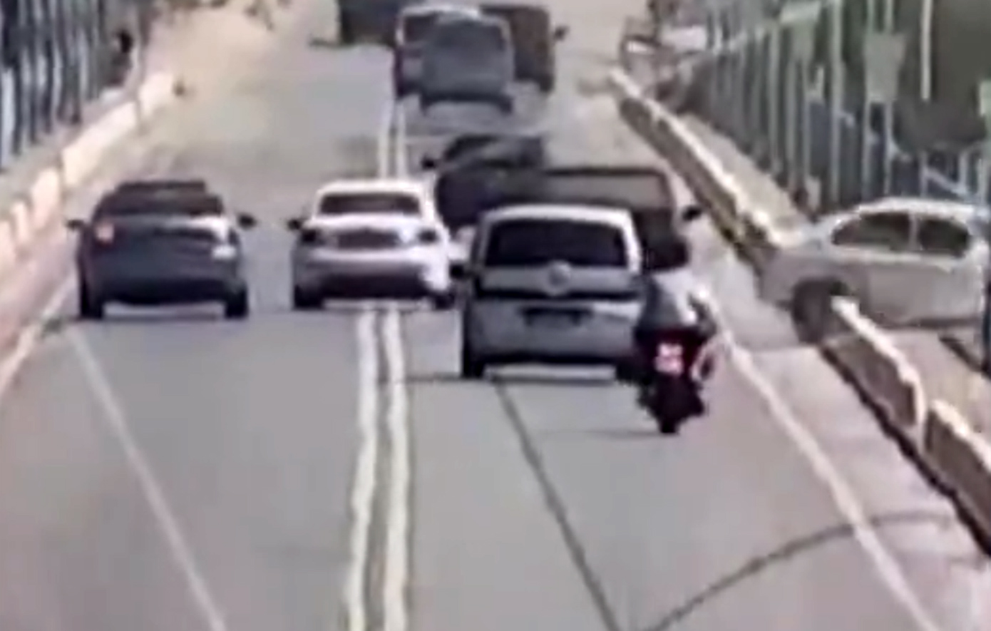 Τρομακτικό βίντεο με οικογένεια που πήγαινε για πικ νικ και τελικά ξεκληρίστηκε, αφού έπεσαν από γέφυρα