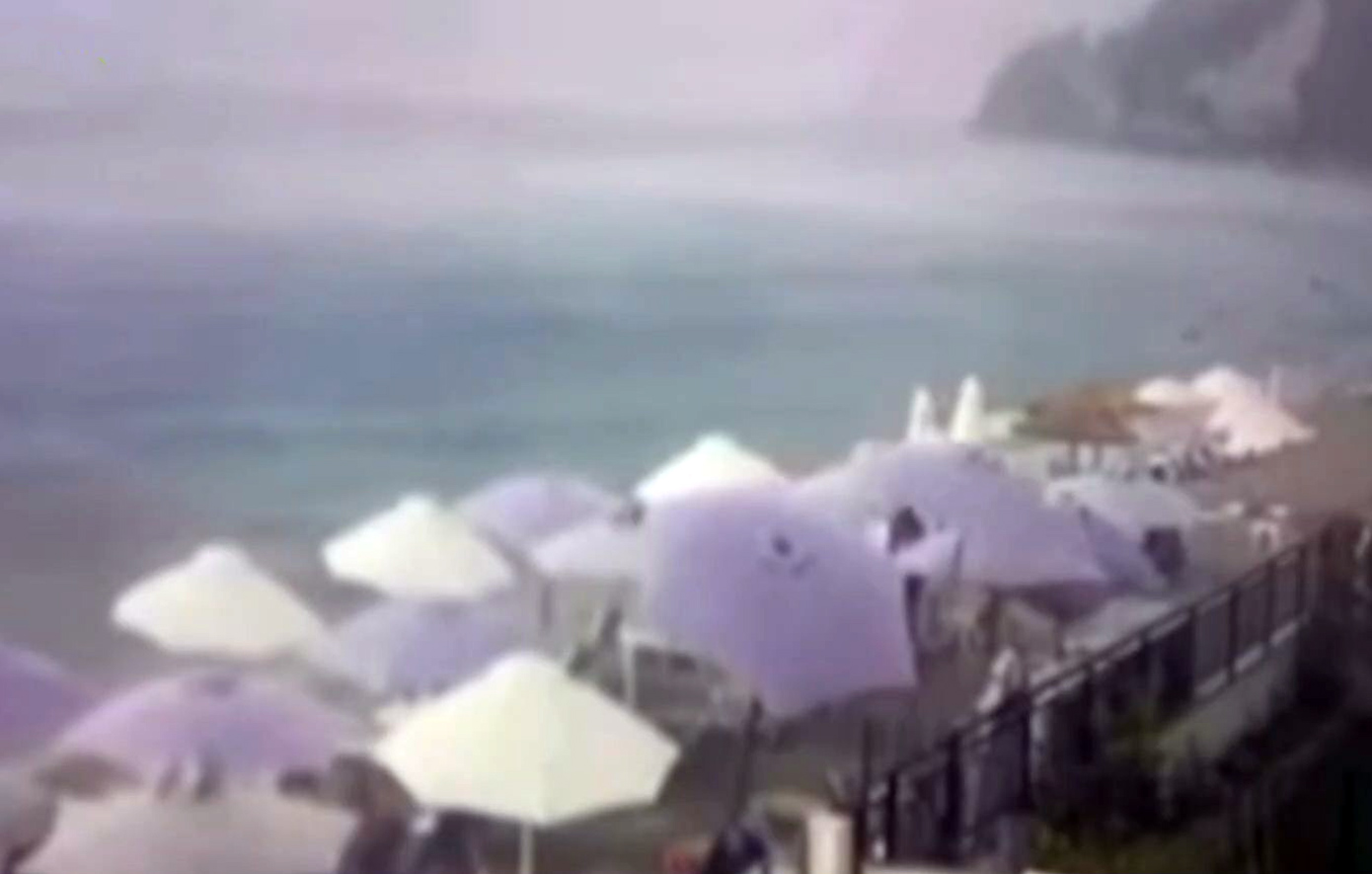 Βίντεο &#8211; ντοκουμέντο από τη στιγμή που ανεμοστρόβιλος ξηλώνει ομπρέλες σε beach bar της Χαλκιδικής