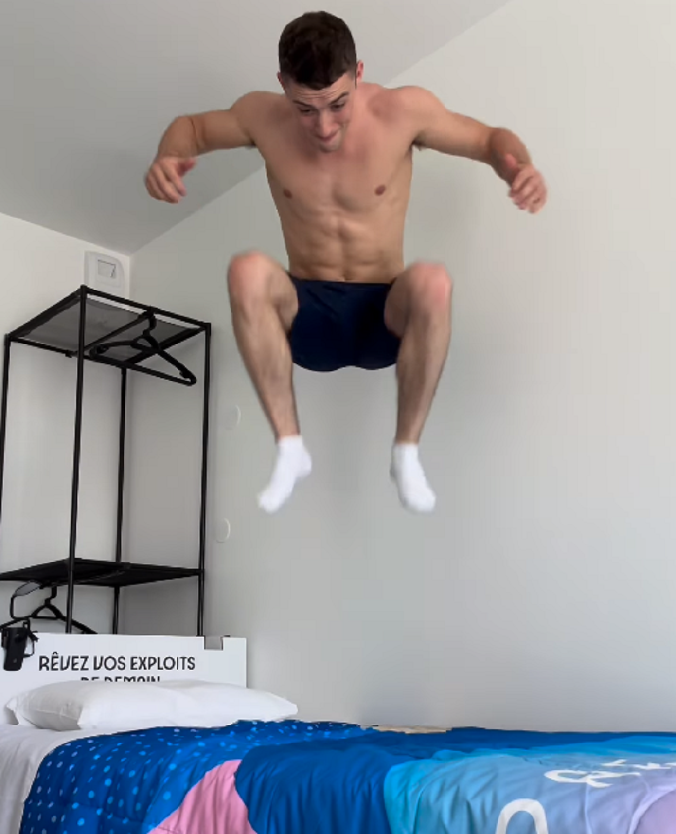 Myth buster ο Ιρλανδός αθλητής της γυμναστικής: Τελικά τα κρεβάτια από χαρτόνι στο Ολυμπιακό χωριό αντέχουν το&#8230; σεξ