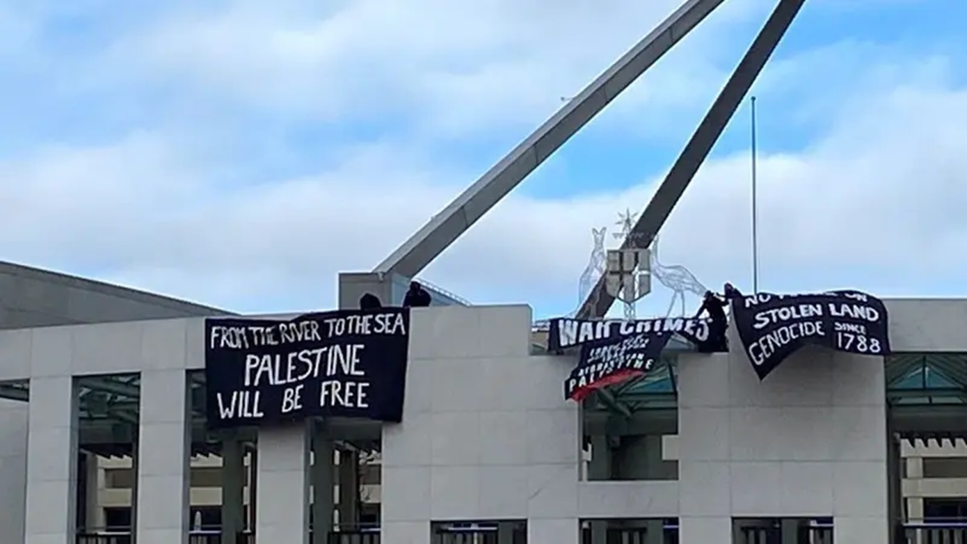 Διαδηλωτές κρέμασαν στο κοινοβούλιο της Αυστραλίας πανό υπέρ της Παλαιστίνης