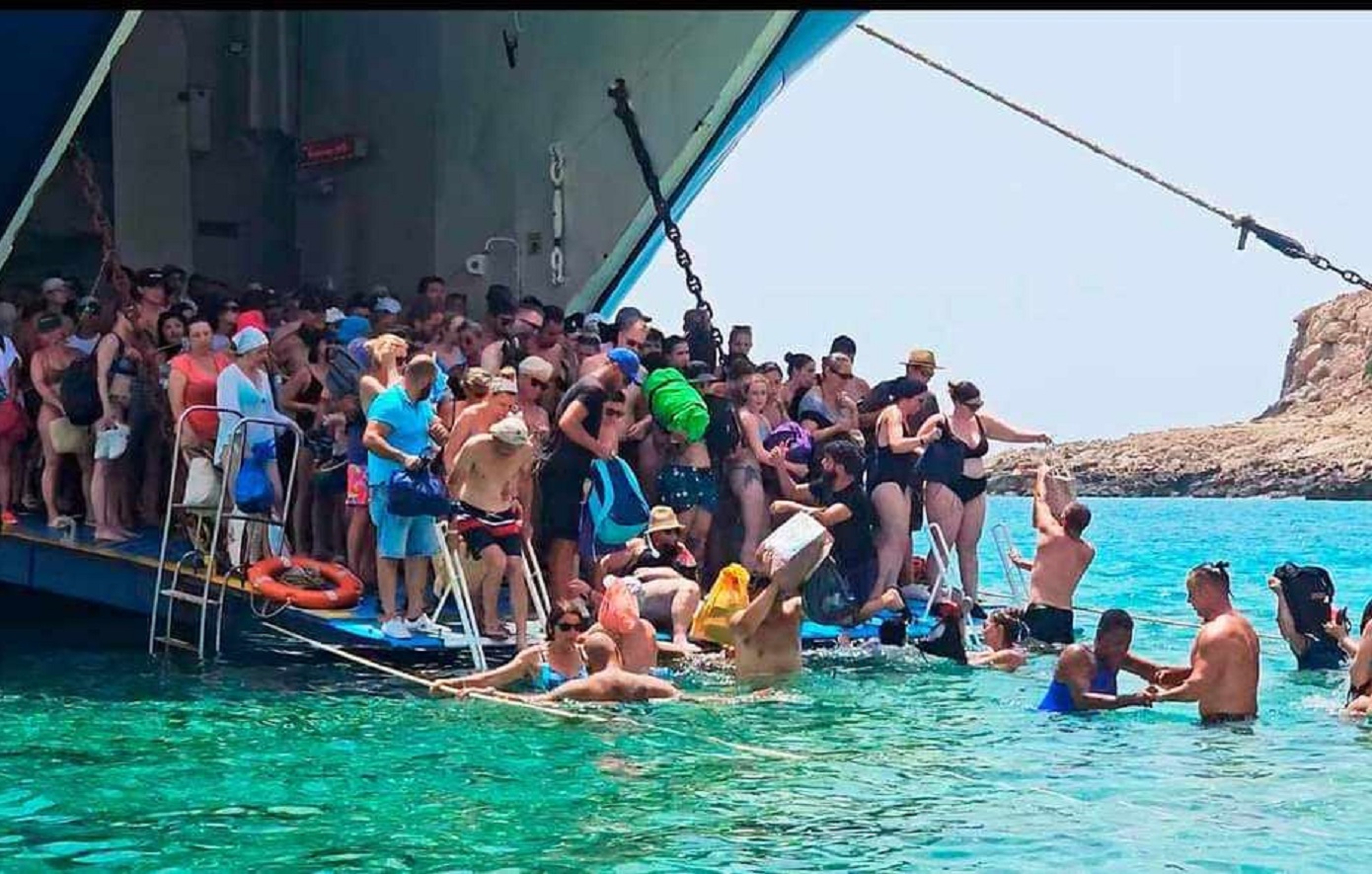 Τριτοκοσμικές εικόνες στον Μπάλο Χανίων: Τουρίστες αποβιβάζονται από το πλοίο με το νερό ως το λαιμό