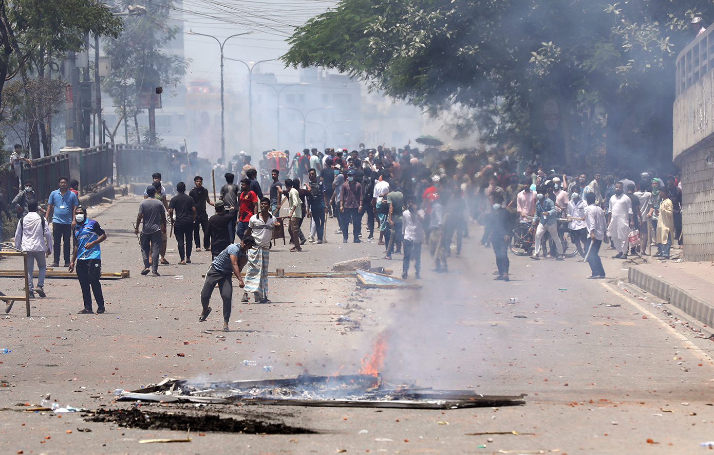 Βγαίνει ο στρατός στο Μπανγκλαντές μετά τις φονικές ταραχές – Η κυβέρνηση επιβάλλει απαγόρευση κυκλοφορίας