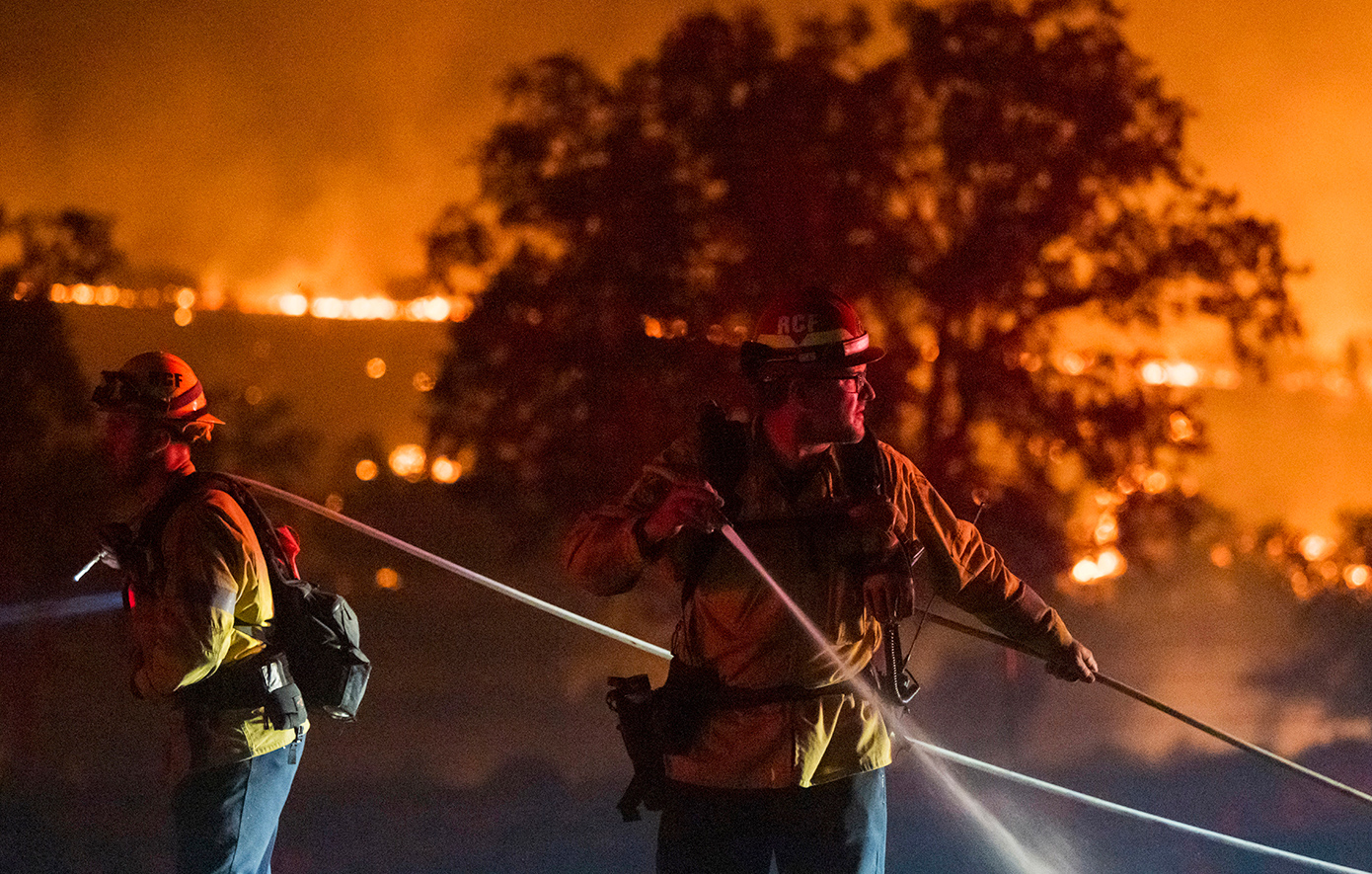 Συνεχίζονται οι προσπάθειες χιλιάδων πυροσβεστών για την κατάσβεση της μεγαλύτερης πυρκαγιάς της χρονιάς στην Καλιφόρνια