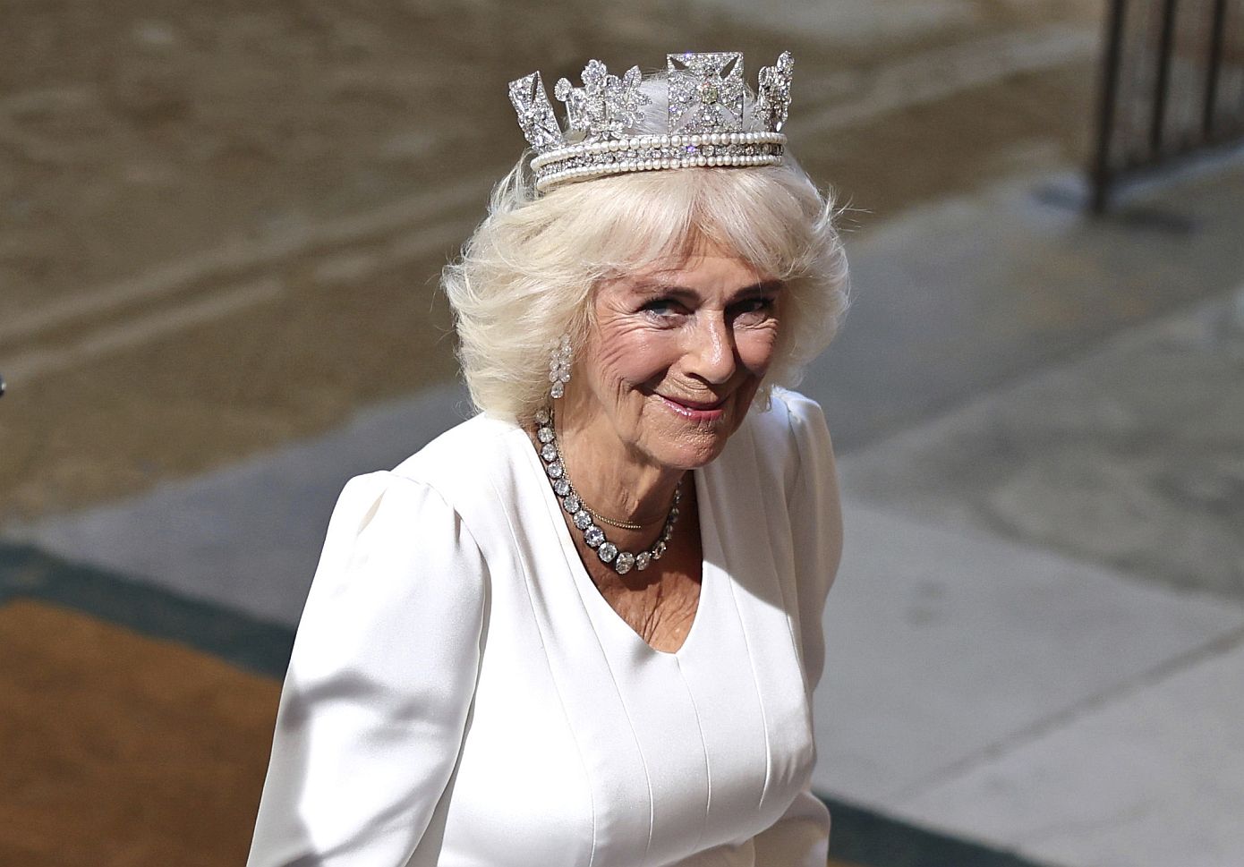 Tι ειρωνία: Η Camilla κρατά την τσάντα Dior που πήρε το όνομά της από την Lady Diana