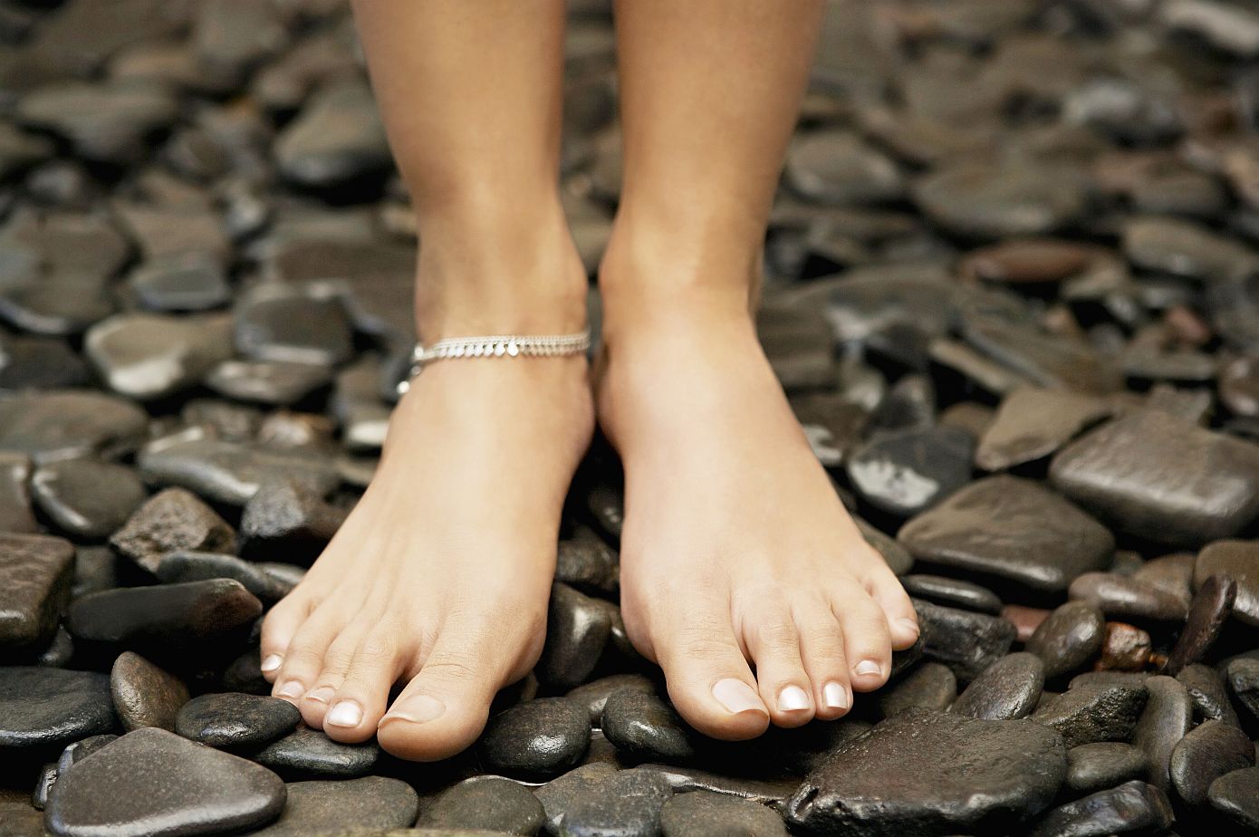 Βραχιόλια και δαχτυλίδια για τα πόδια σας, γιατί το καλοκαίρι είναι η ιδανική εποχή να τα φορέσετε