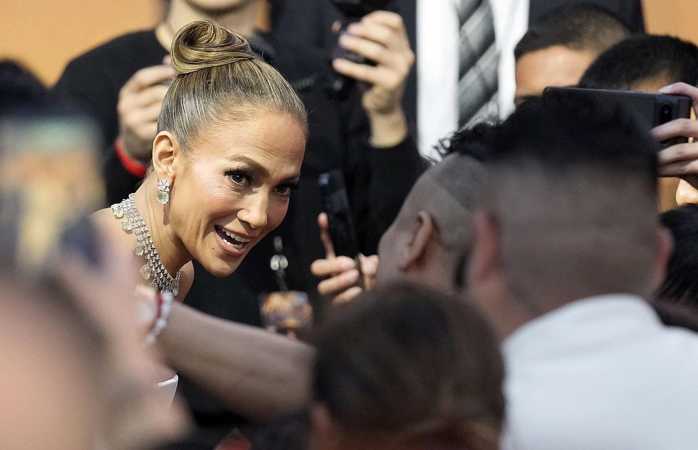H Jennifer Lopez έκανε ένα μανικιούρ με έμπνευση τη σειρά «Bridgerton»: Dearest Gentle Reader…