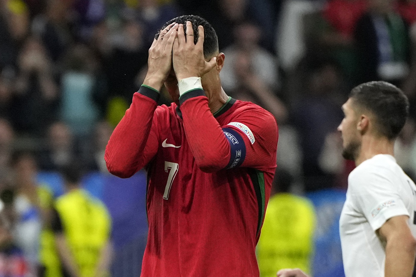 Ο Κριστιάνο Ρονάλντο ξέσπασε σε κλάματα μετά το χαμένο πέναλτι στον αγώνα Πορτογαλία-Σλοβενία