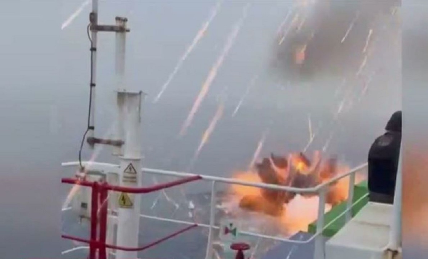 Συγκλονιστικό βίντεο με Χούθι να τινάζονται στον αέρα, ενώ προσπαθούν να επιτεθούν σε πλοίο