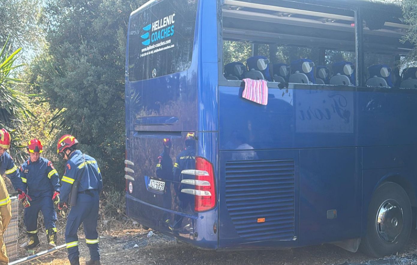 Ένας νεκρός και δύο σοβαρά τραυματίες από σύγκρουση τουριστικού λεωφορείου με φορτηγό στην Κέρκυρα