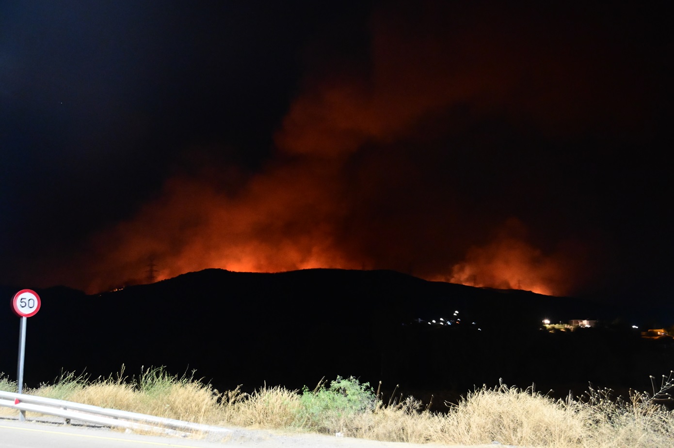 Δεύτερο συνεχόμενο βράδυ η μάχη με τις φλόγες στην Εύβοια – Παλεύουν οι πυροσβεστικές δυνάμεις