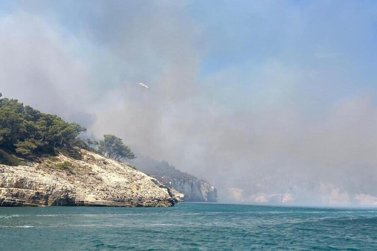 Συναγερμός στην Απουλία της Ιταλίας &#8211; Απομακρύνθηκαν 1.000 τουρίστες λόγω φωτιάς