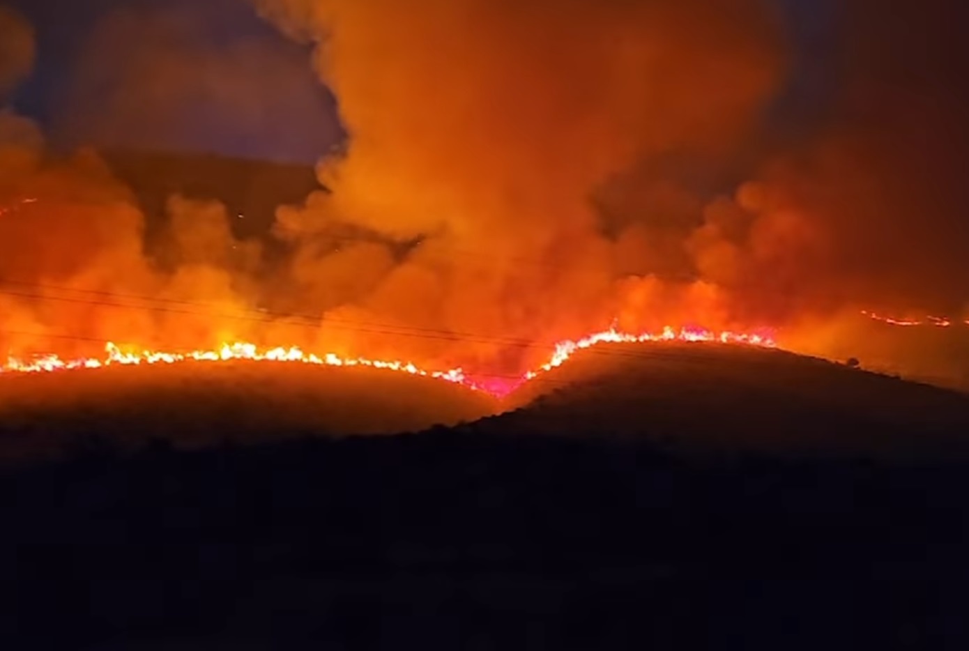 Συνεχίζεται η μάχη με τις φλόγες που καίει περιοχές στη νότια Αλβανία