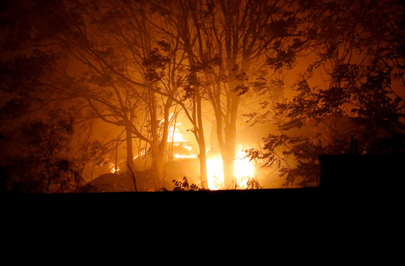 Φωτιά στις Αχαρνές: Καίγονται κτίρια επιχειρήσεων, ενισχύθηκαν οι δυνάμεις της πυροσβεστικής- Δυό φορές χτύπησε το 112