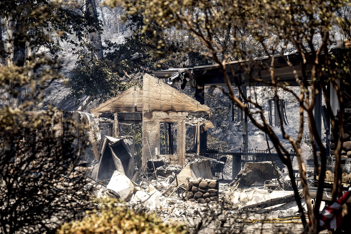 Εξαπλώνεται γρήγορα η μεγάλη πυρκαγιά στην Καλιφόρνια &#8211; Χιλιάδες άνθρωποι εγκαταλείπουν τα σπίτια τους
