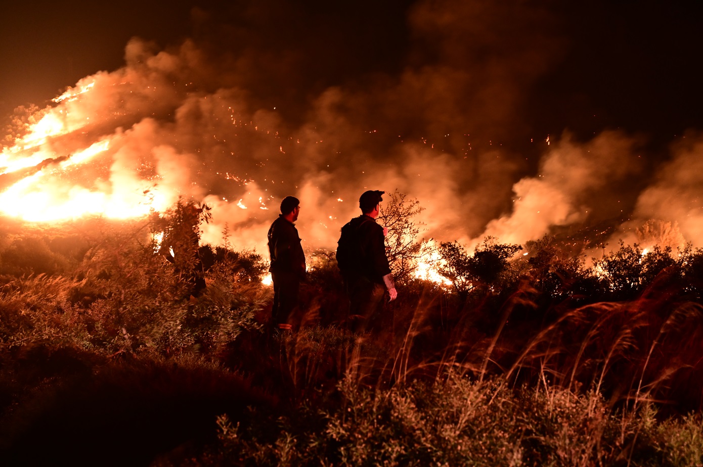 Εφιαλτική νύχτα στην Εύβοια: Μάχη με τις φλόγες από τους Πυροσβέστες &#8211; Νέο 112, εκκενώνονται ακόμη δύο οικισμοί