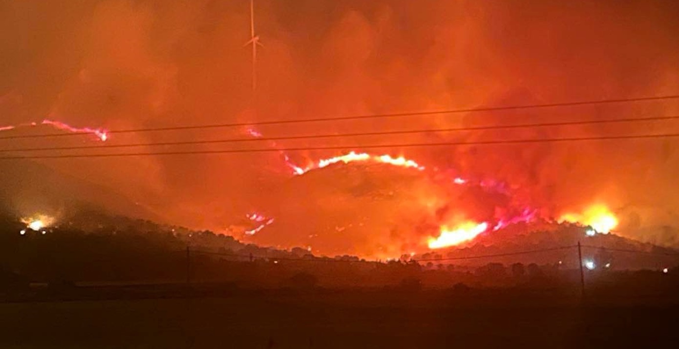 Εφιαλτική νύχτα στην Εύβοια: Μάχη με τις φλόγες από τους Πυροσβέστες &#8211; «Έφυγε γρήγορα η φωτιά» δήλωσε ο Κικίλιας &#8211; Νέο 112