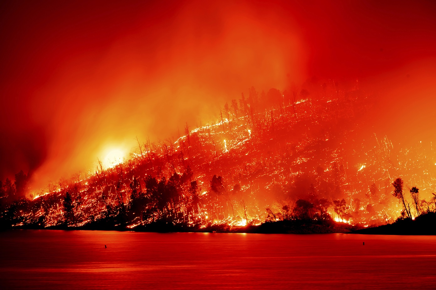 Ανεξέλεγκτη η φωτιά στη βόρεια Καλιφόρνια &#8211; Χιλιάδες κάτοικοι εγκαταλείπουν τα σπίτια τους