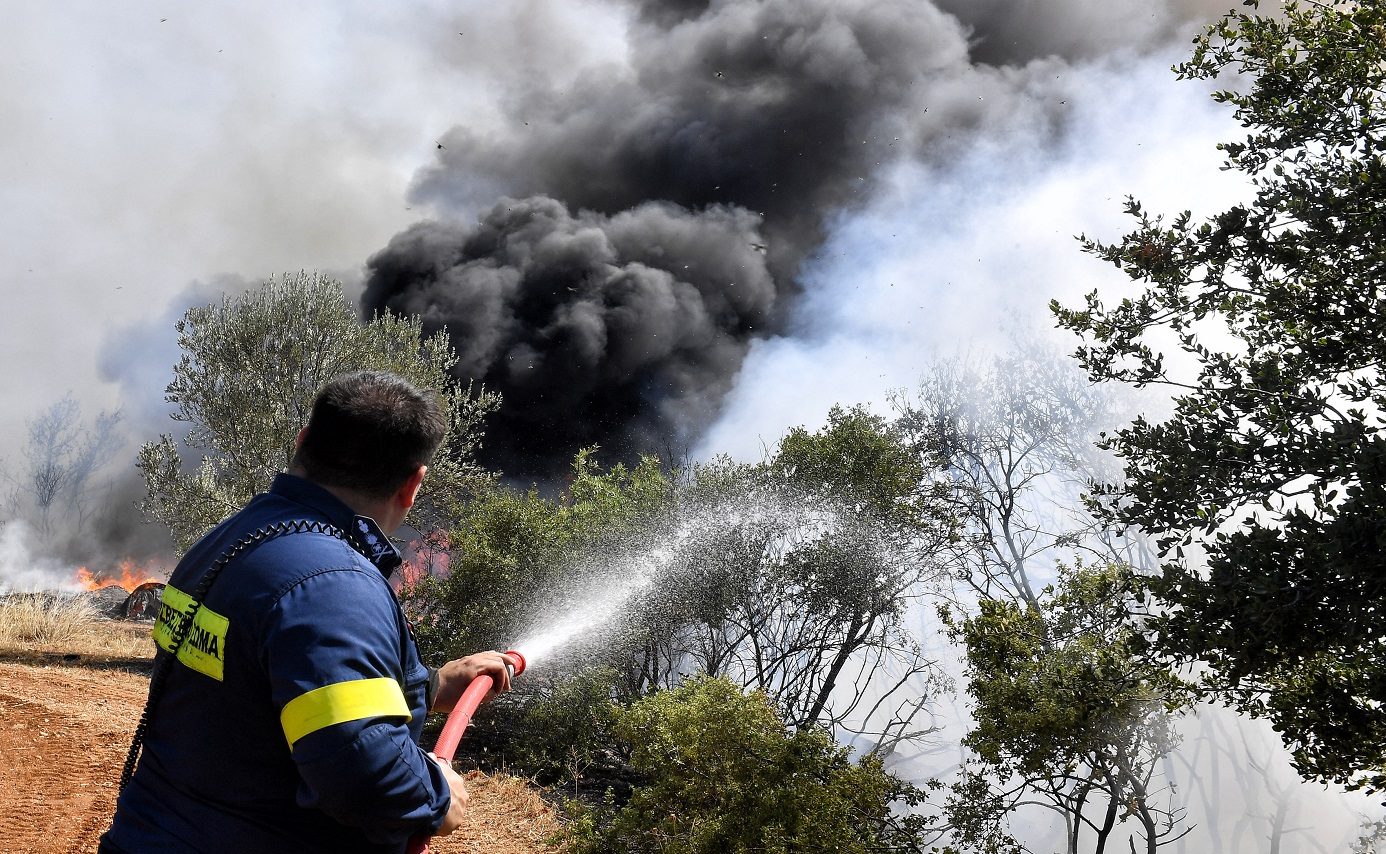 Κόλαση φωτιάς στην Κορινθία: Στη μάχη με τις φλόγες 159 πυροσβέστες και εναέρια μέσα &#8211; Μήνυμα από το 112