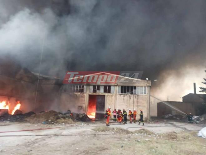 Δύσκολη η νύχτα στην Πάτρα &#8211; Συνεχίζεται η μάχη των πυροσβεστών με τις φλόγες στο εργοστάσιο πλαστικών