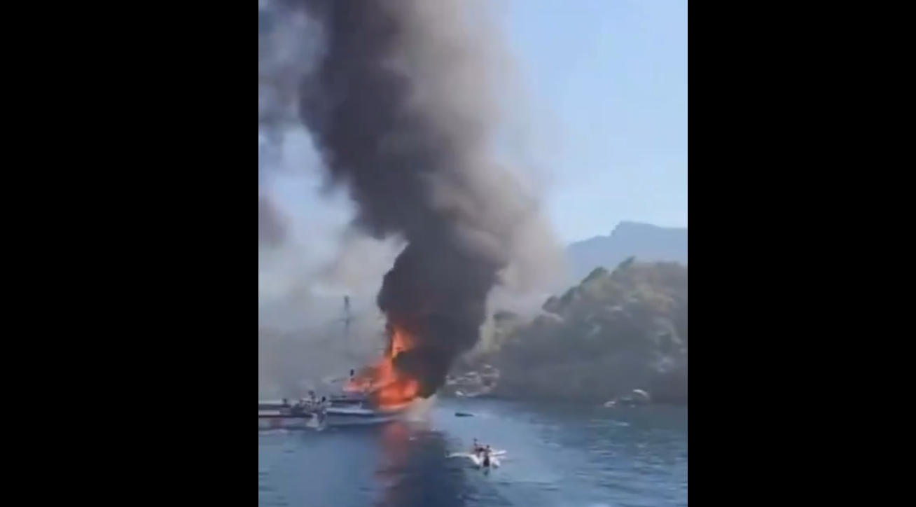 Τουρκία: Τουριστικό σκάφος με 110 επιβάτες πήρε φωτιά και βυθίστηκε &#8211; Πηδούσαν στο νερό για να σωθούν