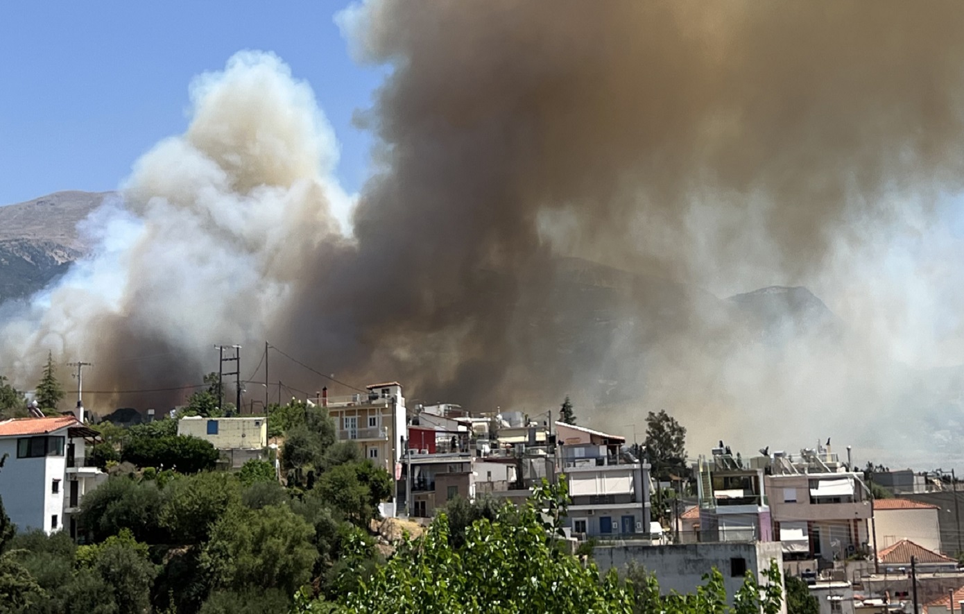 Μεγάλη φωτιά στην Πάτρα: Εκκενώνονται το Κωνσταντοπούλειο και το Καραμανδάνειο &#8211; Μπαράζ μηνυμάτων του 112