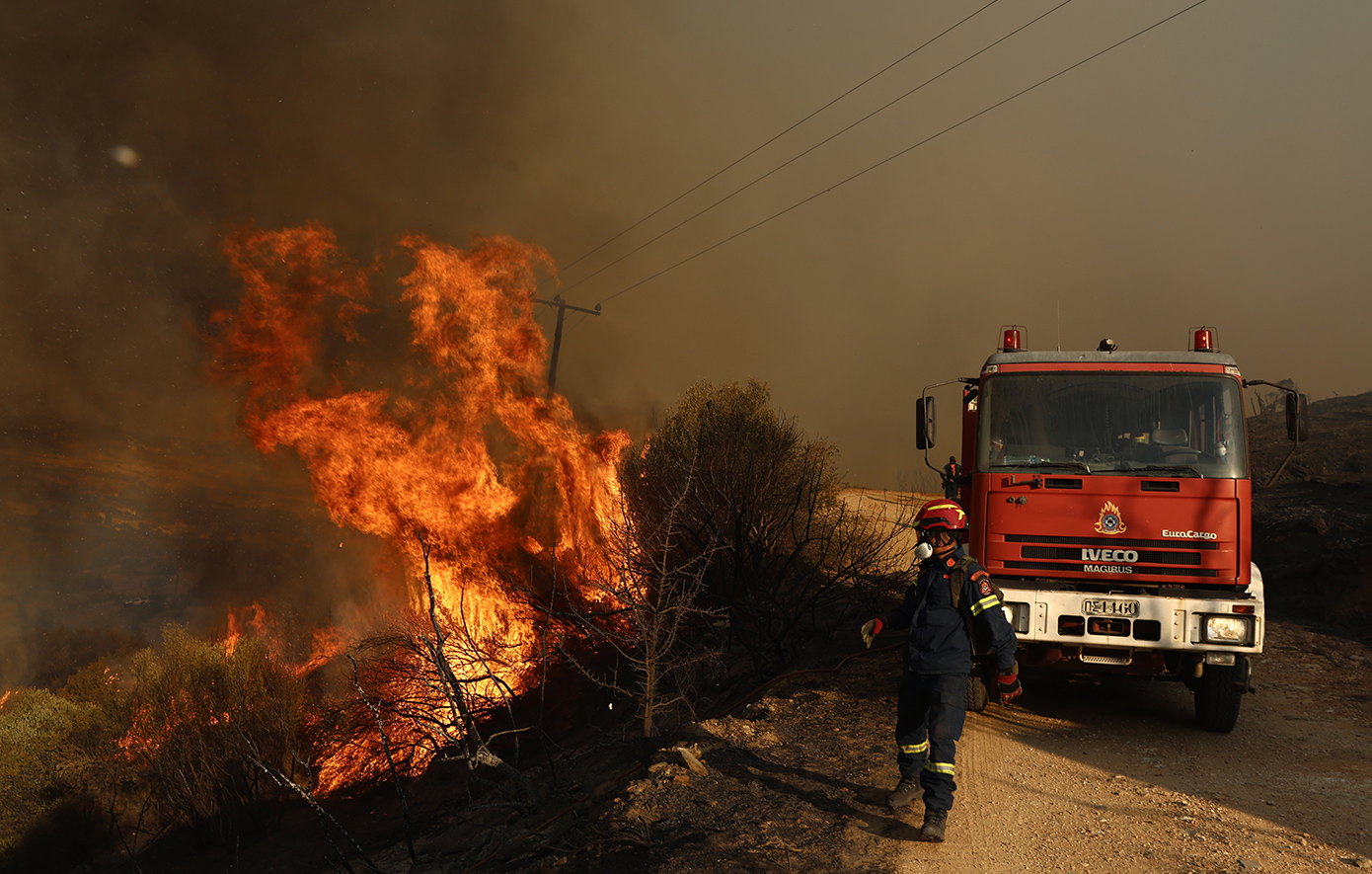 Χωρίς μέτωπο οι πυρκαγιές σε Εύβοια και Ρέθυμνο &#8211; Διάσπαρτες εστίες αντιμετωπίζουν οι πυροσβεστικές δυνάμεις