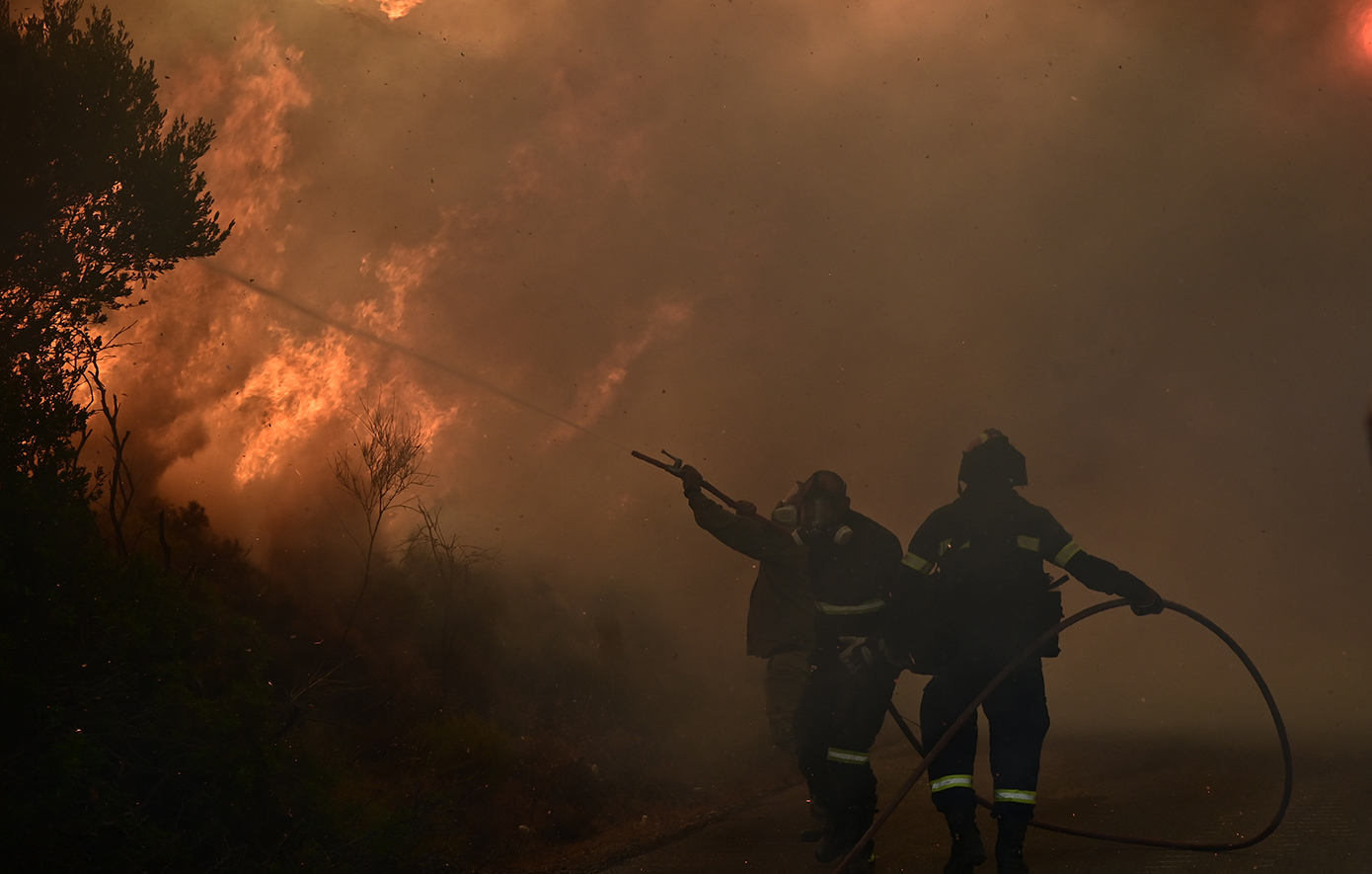 Συγκλονιστικό βίντεο από τη στιγμή που η φωτιά κυκλώνει τον πυροσβέστη που τραυματίστηκε στην Εύβοια
