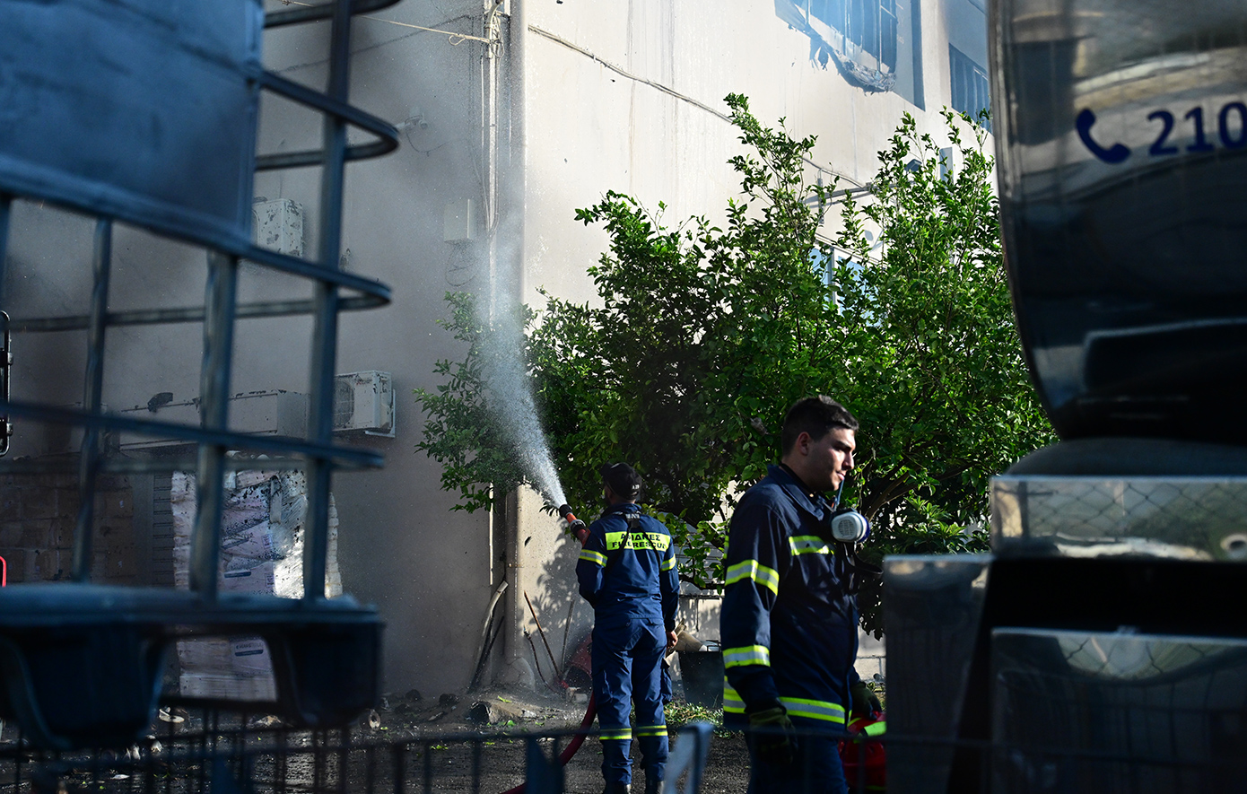 Πυρκαγιά σε εγκαταλελειμμένο κτίριο στο κέντρο της Αθήνας &#8211;