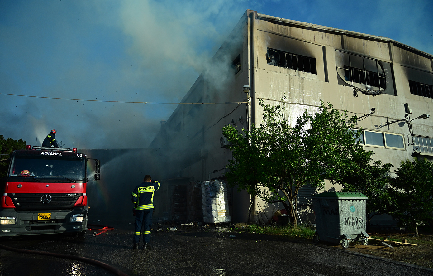 Νύχτα «κόλαση» στις Αχαρνές: Κάηκαν εγκαταστάσεις εργοστασίων &#8211; Πού συνεχίζεται η «μάχη» με τις φλόγες