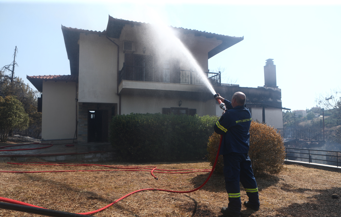 Καλύτερη η εικόνα της φωτιάς στη Θεσσαλονίκη, προκάλεσε ζημιές σε σπίτια – Διάσπαρτες εστίες στην πυρκαγιά στην Τζια