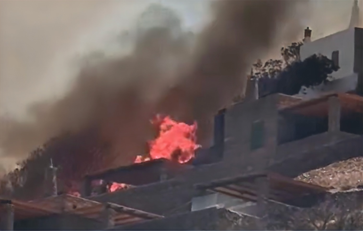 Φωτιά στην Κέα: Καίγονται τα πρώτα σπίτια – Βίντεο και φωτογραφίες